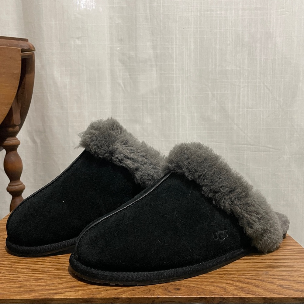 UGGs Men's Black and Gray slip on slippers, Sz M 10